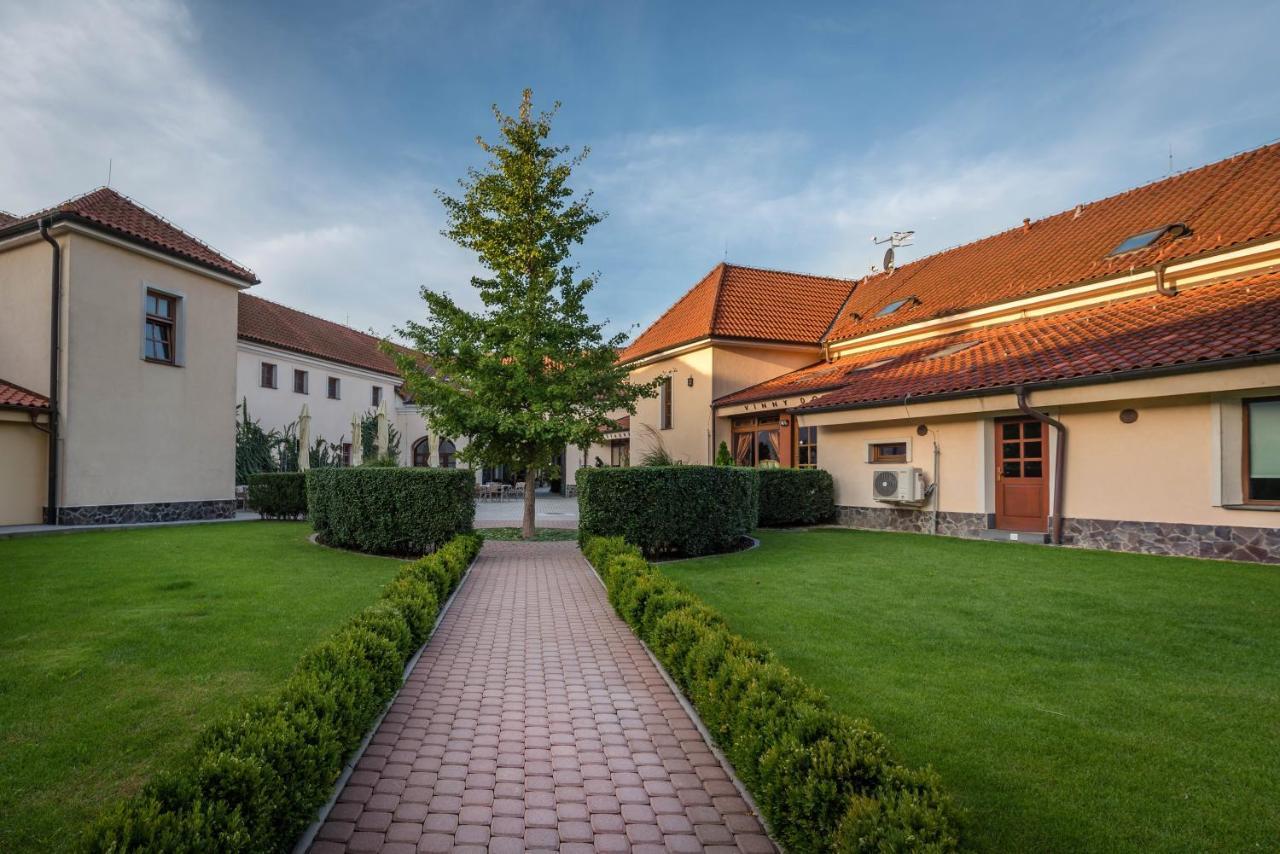 Chateau Krakovany Экстерьер фото